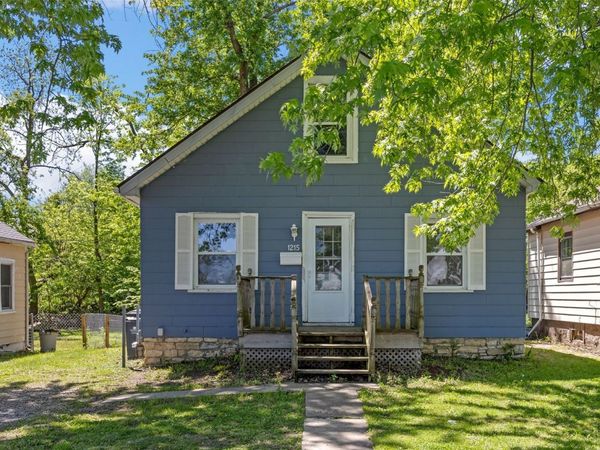1215 19th Avenue SW, Cedar Rapids, IA 52404