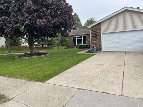 3301 W Bretons Drive , McHenry, IL 60050