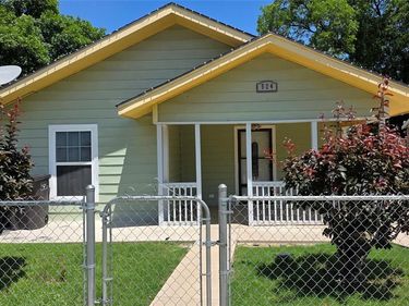 524 W Broadus Avenue , Fort Worth, TX 76115