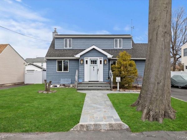 476 37th Street , Lindenhurst, NY 11757