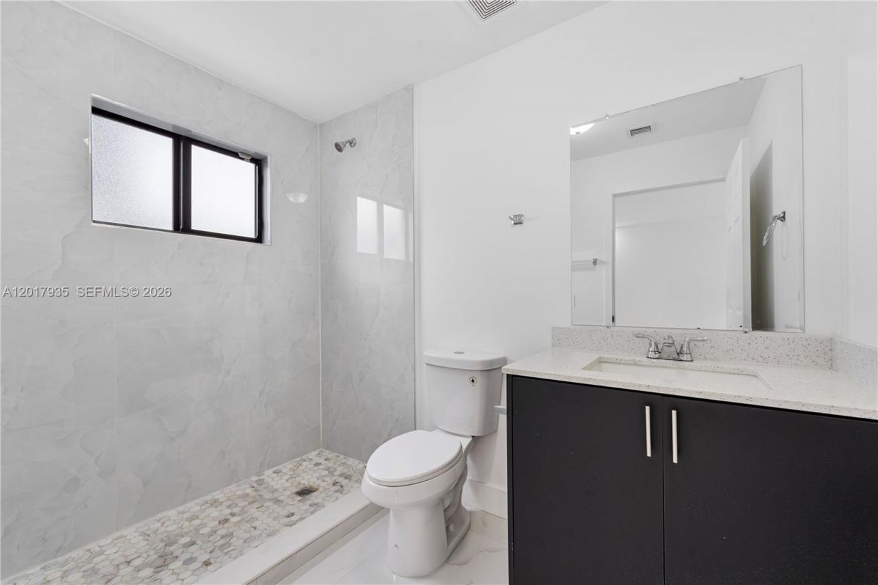 11970 SW 215th St, Unit B, Miami, FL 33177 Photo