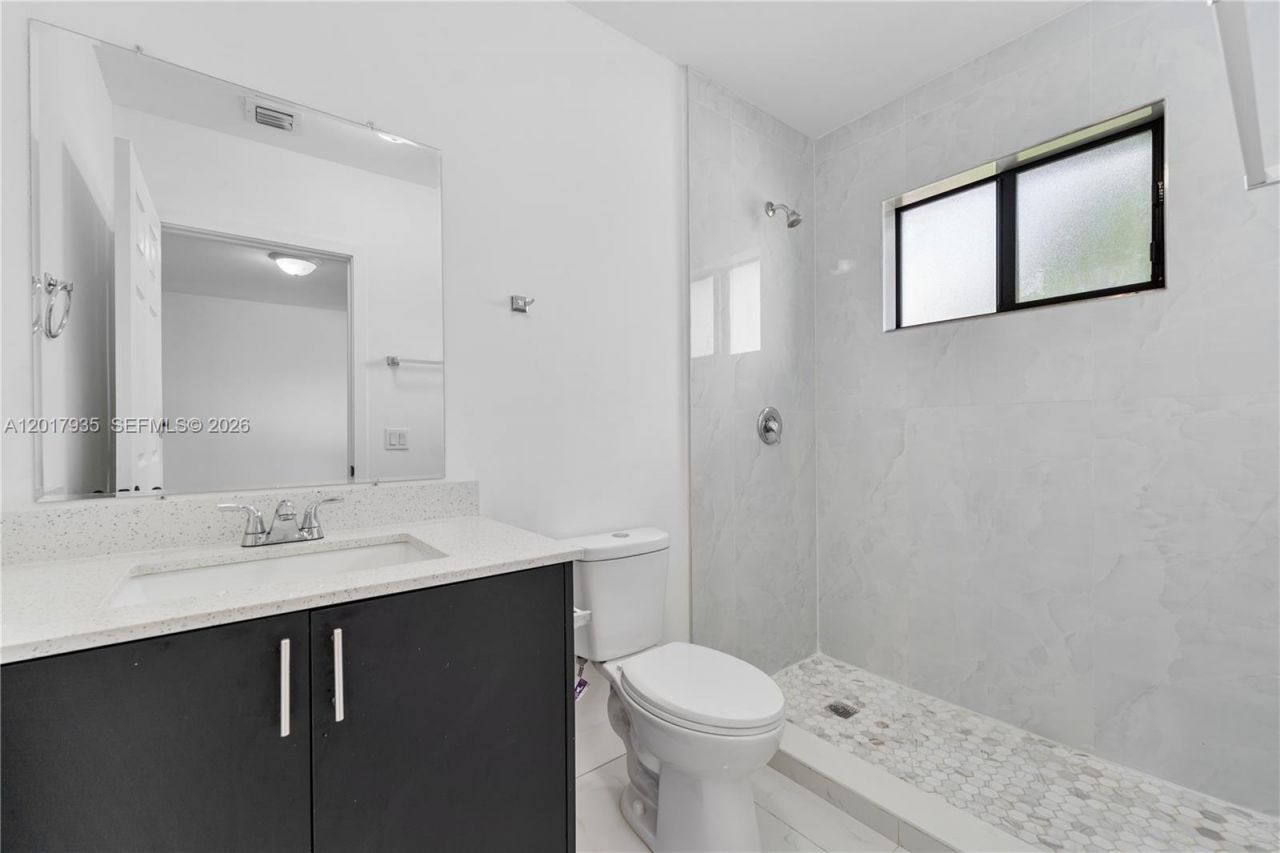11970 SW 215th St, Unit B, Miami, FL 33177 Photo