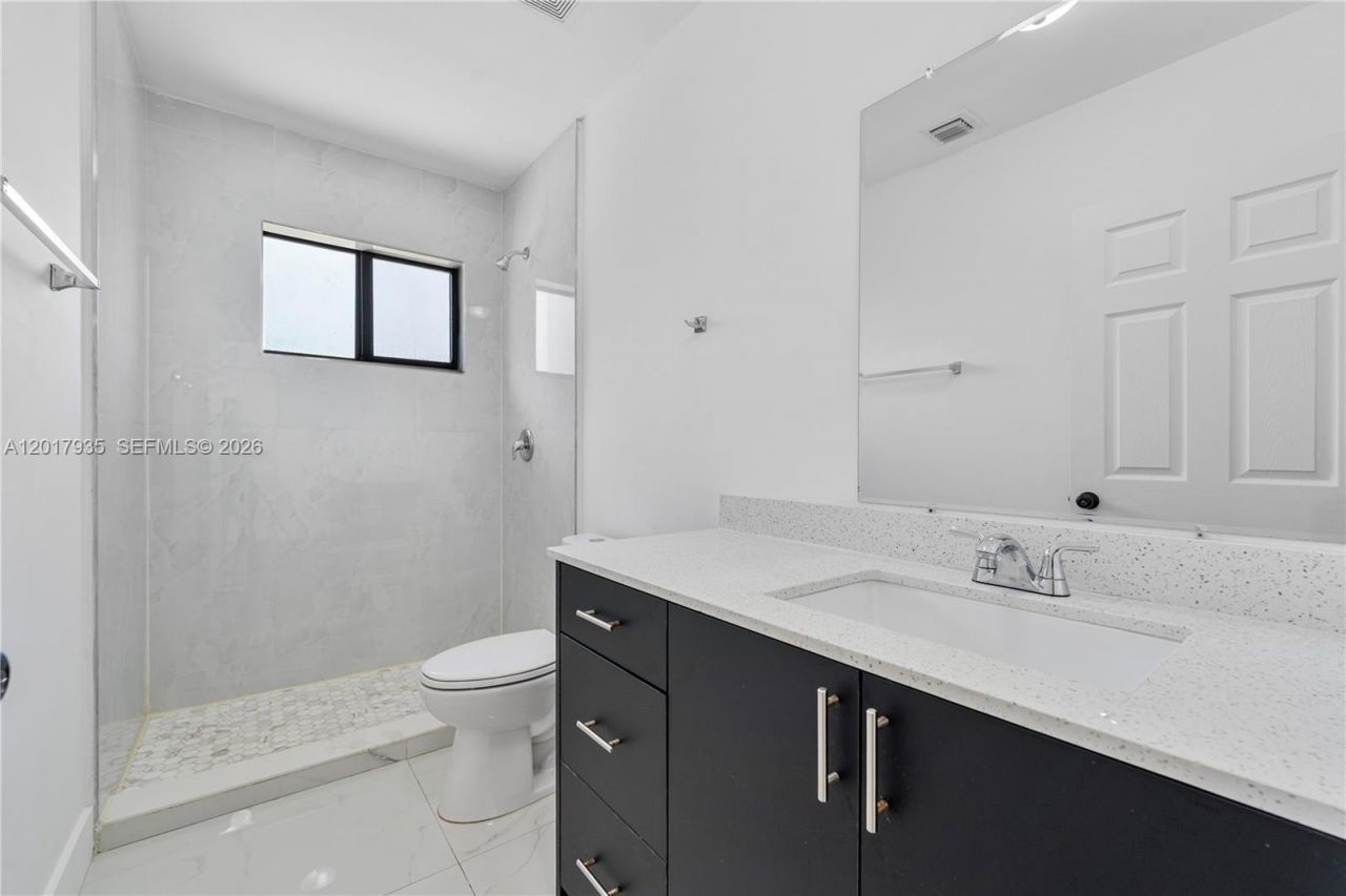 11970 SW 215th St, Unit B, Miami, FL 33177 Photo