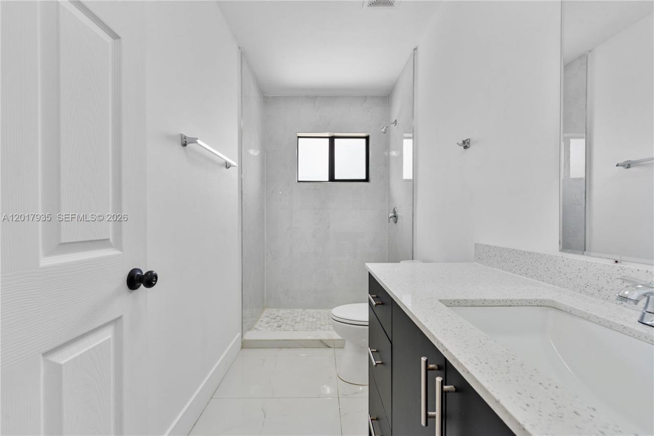 11970 SW 215th St, Unit B, Miami, FL 33177 Photo