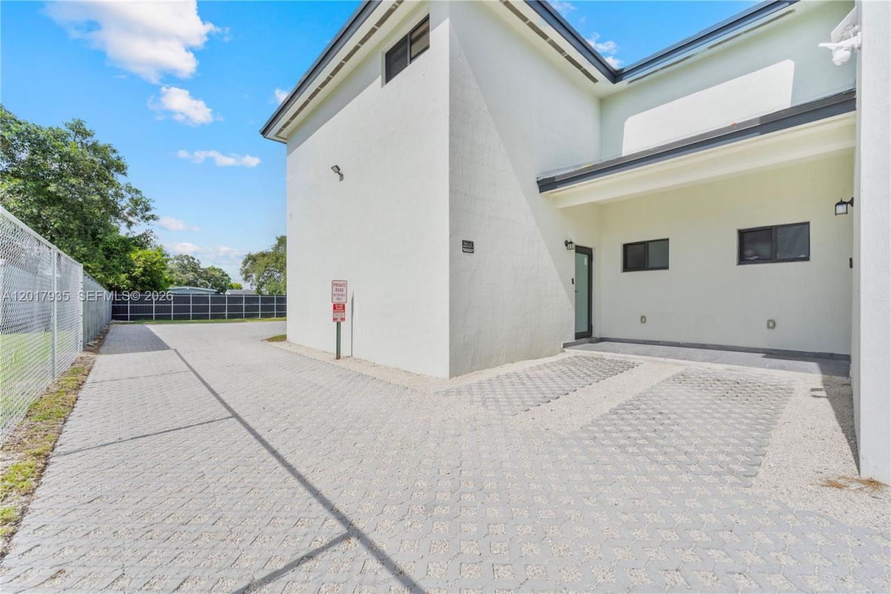 11970 SW 215th St, Unit B, Miami, FL 33177 Photo