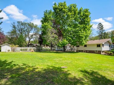 1125 Oakview Lane N, Plymouth, MN 55441