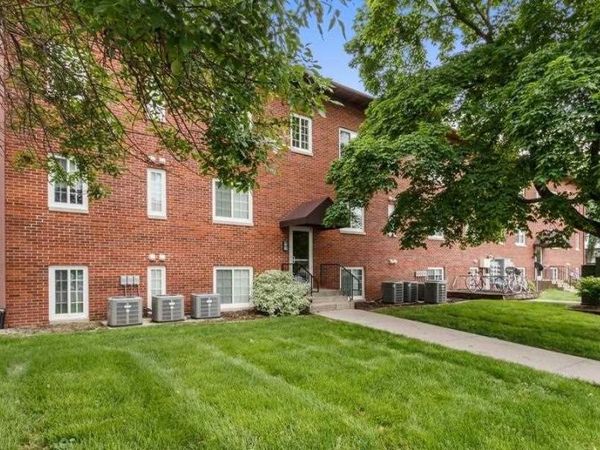 100 Grandview Ct, Unit 104, Iowa City, IA 52246