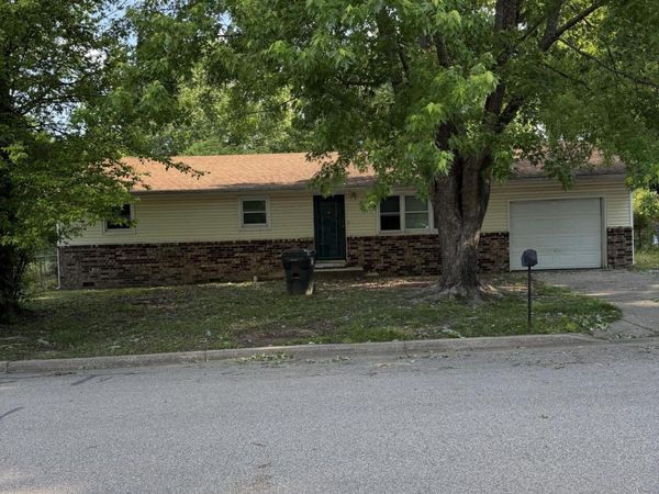 619 W Elm Street , Aurora, MO 65605