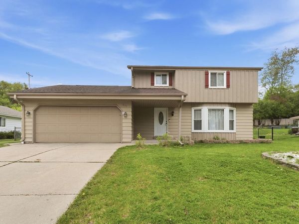 435 Golden LANE, Oak Creek, WI 53154