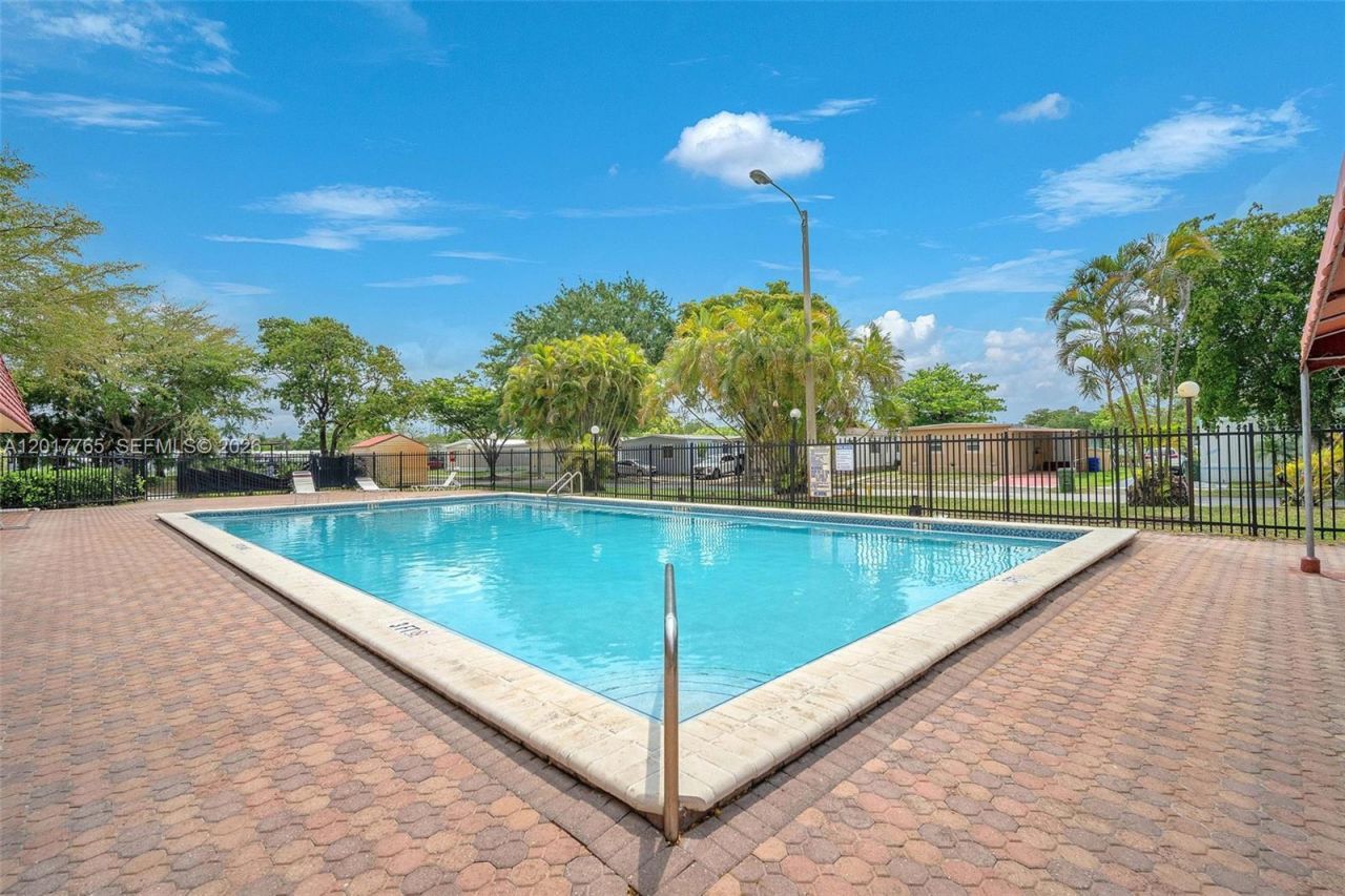 730 NW 217th Ter, Pembroke Pines, FL 33029 Photo