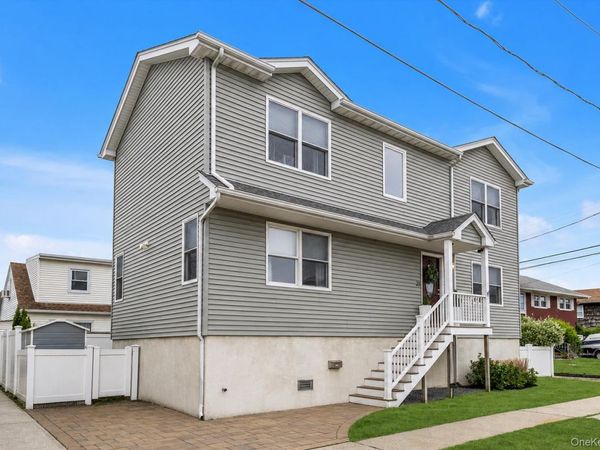27 Radcliffe Road , Island Park, NY 11558