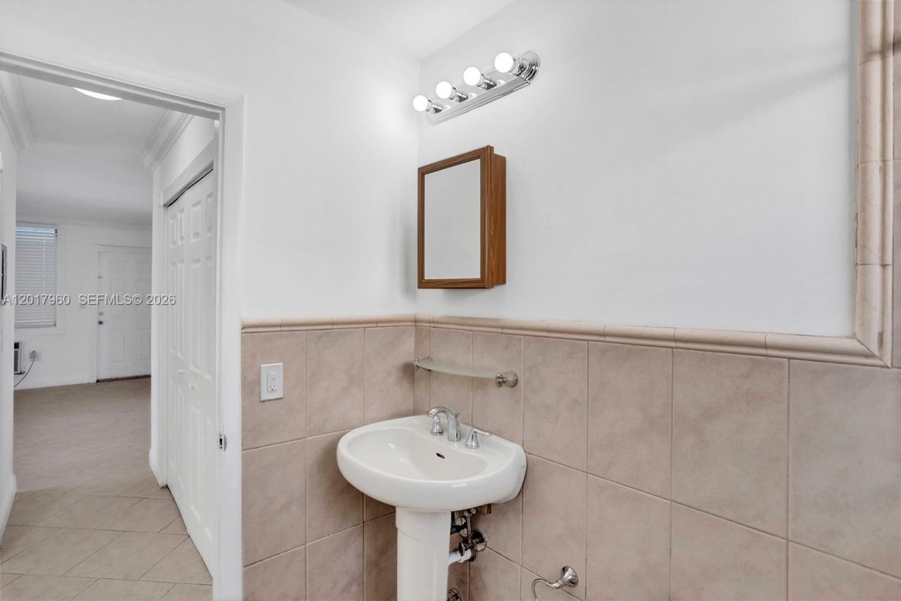 713 Collins Ave, Unit 42, Miami Beach, FL 33139 Photo