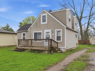 2164 Savoy Avenue, Burton, MI 48529