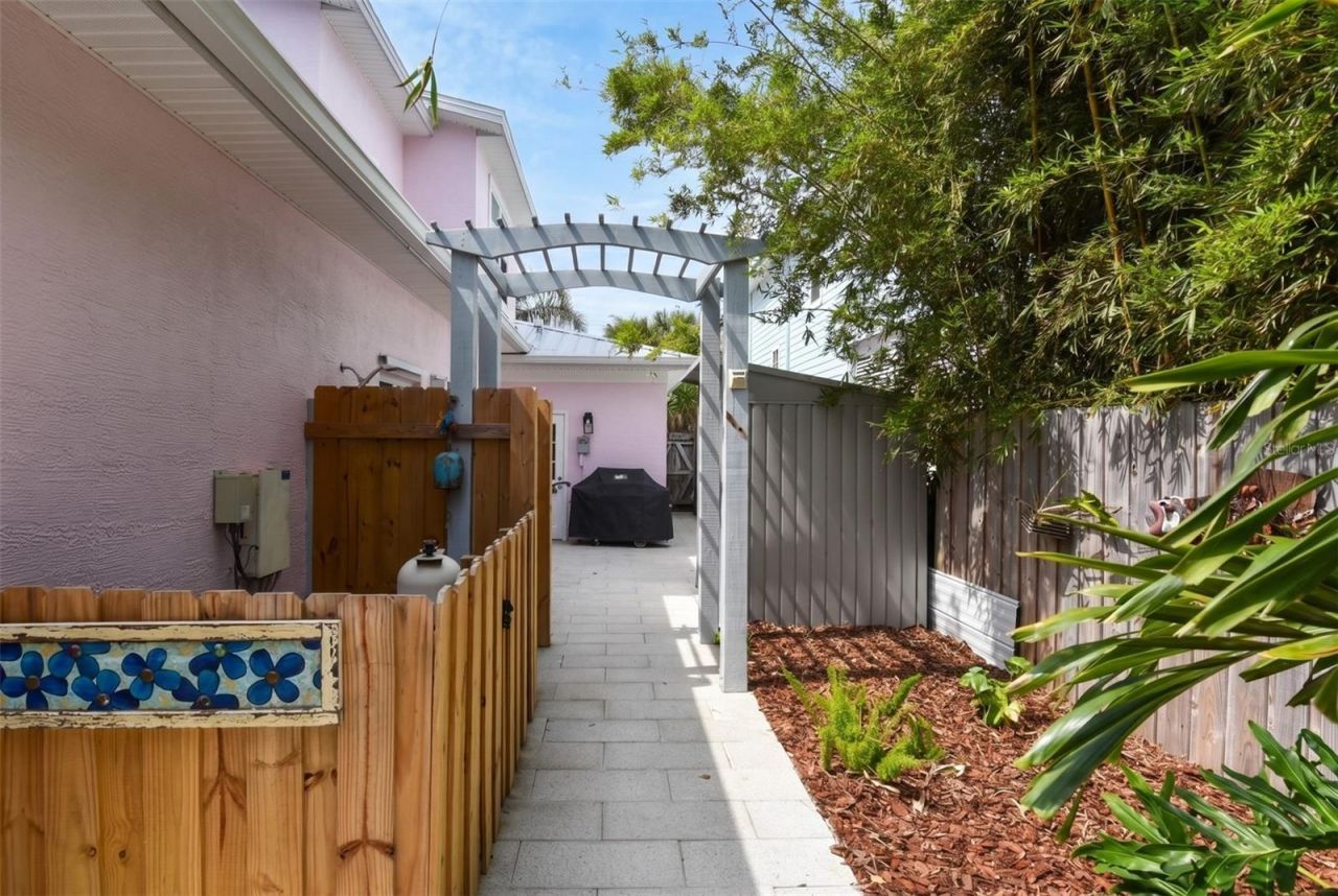 915 Maple Street, New Smyrna Beach, FL 32169 Photo