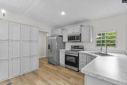 312 Middlefield Court  photo 4