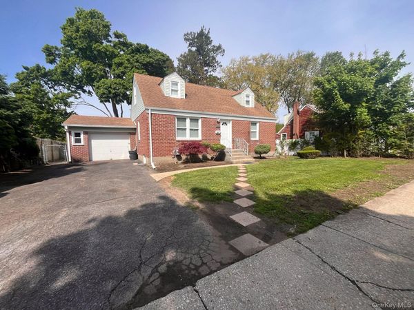 245 Warren Street , Uniondale, NY 11553
