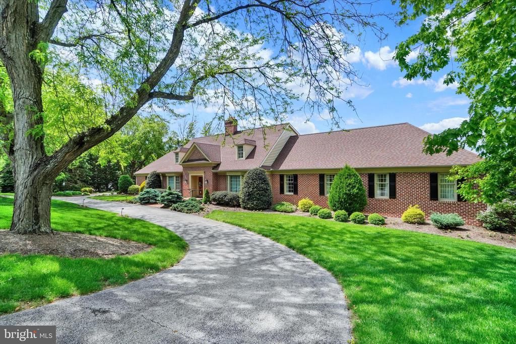 925 SUMMIT CIRCLE N, YORK, PA 17403