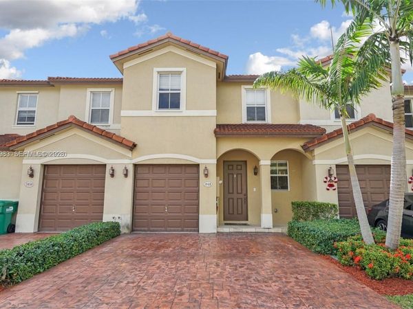 1048 NE 208th St , Miami, FL 33179