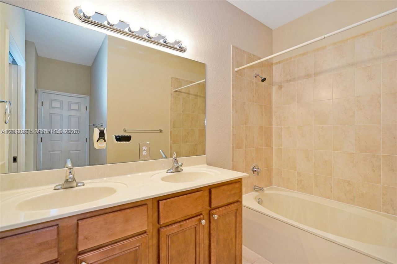 1048 NE 208th St , Miami, FL 33179 Photo