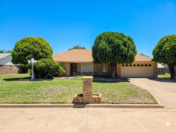808 Cambridge Drive, Altus, OK 73521