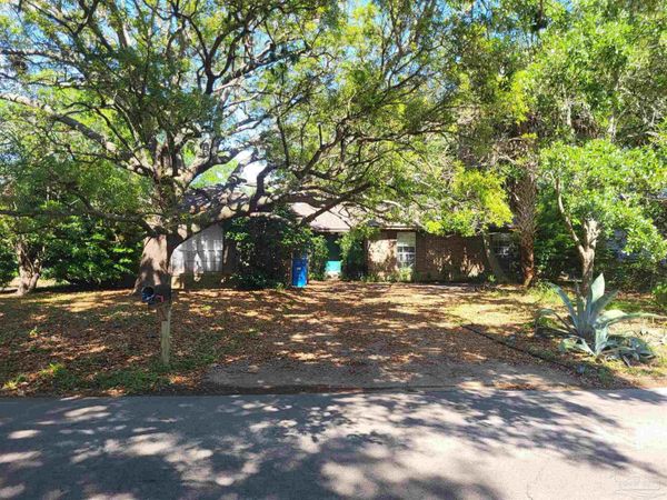 1020 Great Oaks Dr, Gulf Breeze, FL 32563