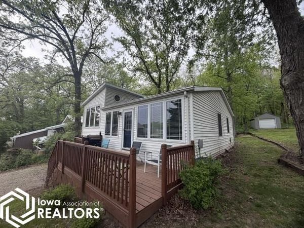 6183 NE Lakeshore Drive, Brooklyn, IA 52211