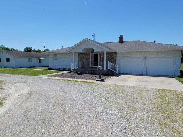 2705 S Broadway Avenue, Salem, IL 62881