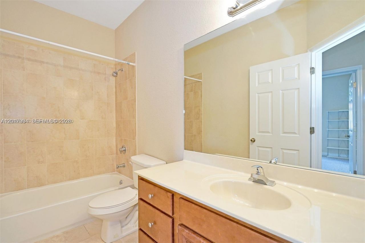 1048 NE 208th St , Unit 1048, Miami, FL 33179 Photo