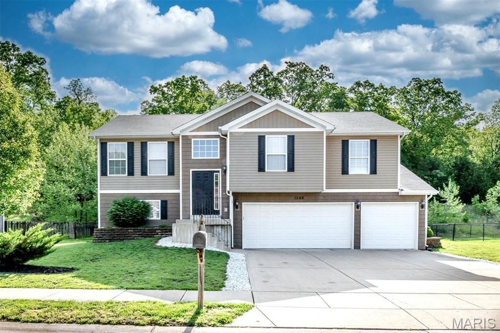1548 St. Charles Dr , Hillsboro, MO 63050 Main Photo