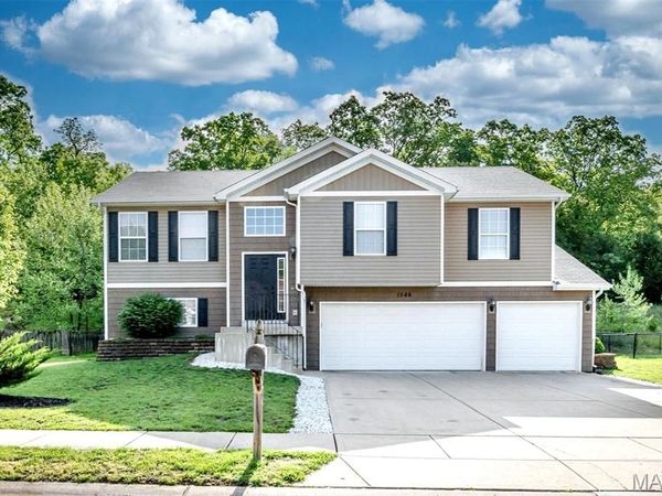 1548 St. Charles Dr , Hillsboro, MO 63050