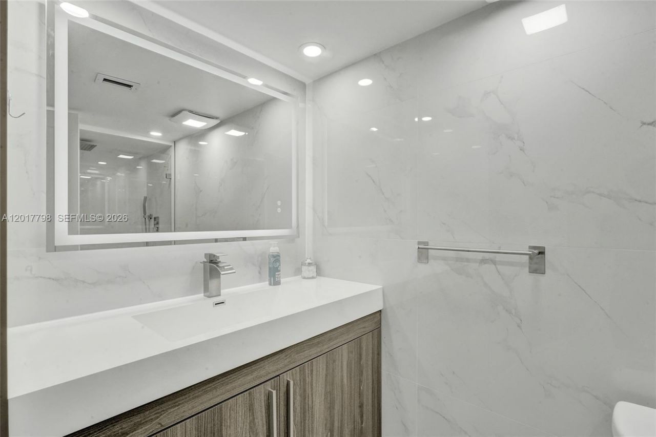18041 Biscayne Blvd , Unit 1804, Aventura, FL 33160 Photo