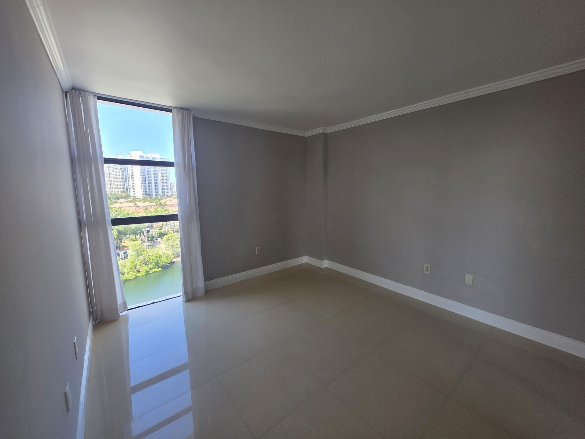 3701 N Country Club Drive, Unit 1008, Aventura, FL 33180 Photo