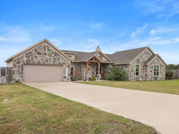 300 Delatorre Street, Trenton, TX 75490