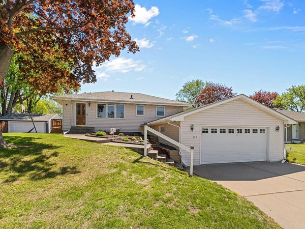 139 Greenway Avenue N, Oakdale, MN 55128