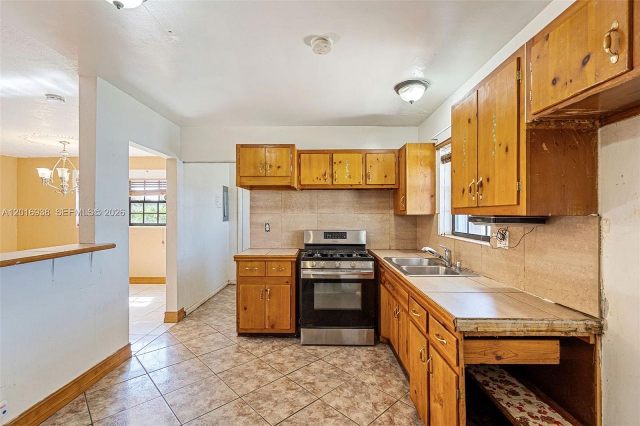 2400 NW 181st Ter, Miami Gardens, FL 33056 Photo