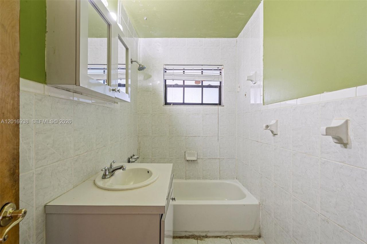 2400 NW 181st Ter, Miami Gardens, FL 33056 Photo