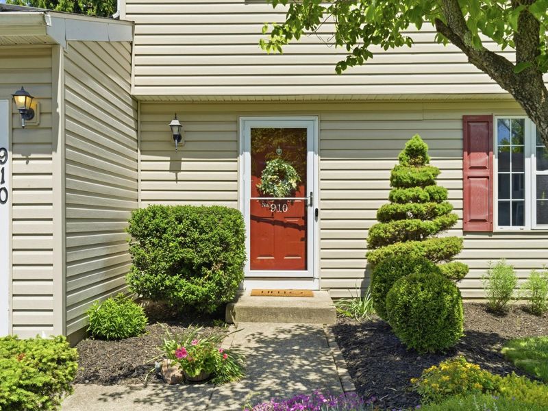 910 Hartney Drive, Columbus, OH 43230 Photo 2