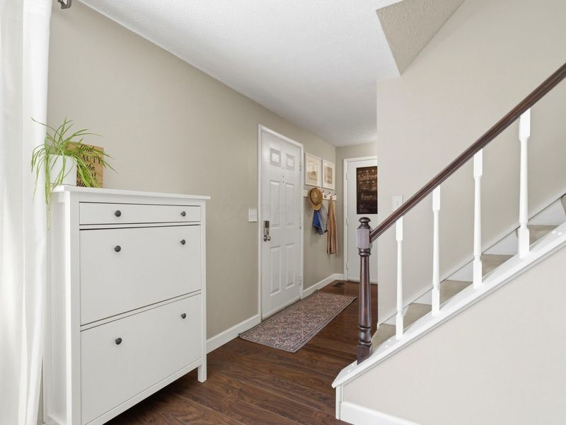 910 Hartney Drive, Columbus, OH 43230 Photo 3