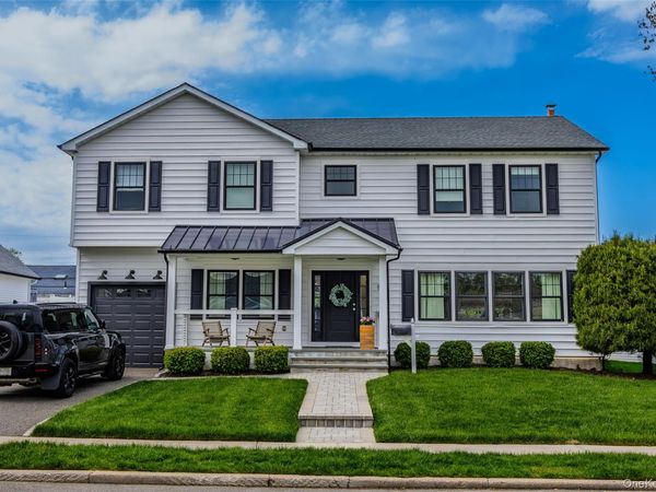 8 Piper Place, Old Bethpage, NY 11804