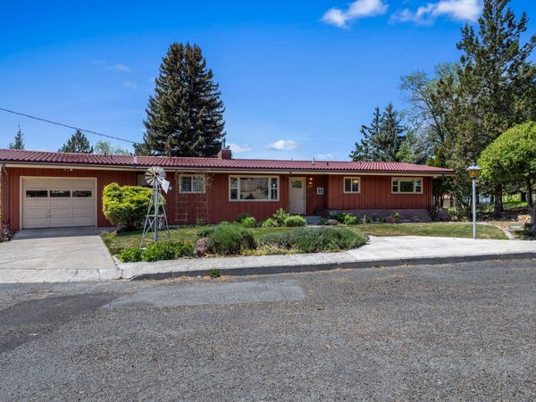 176 SE Hillcrest Street, Madras, OR 97741