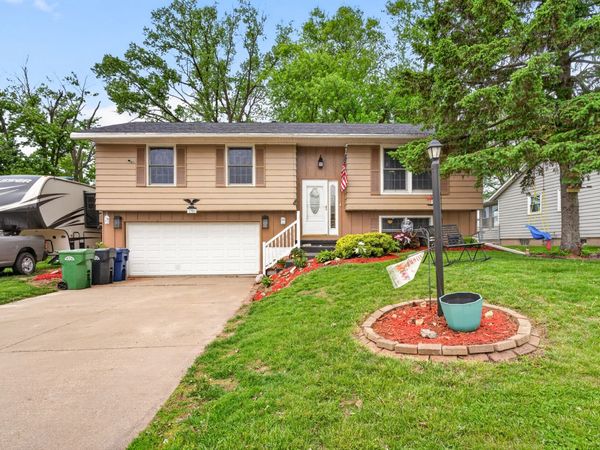 1704 9th Street NW, Clinton, IA 52732