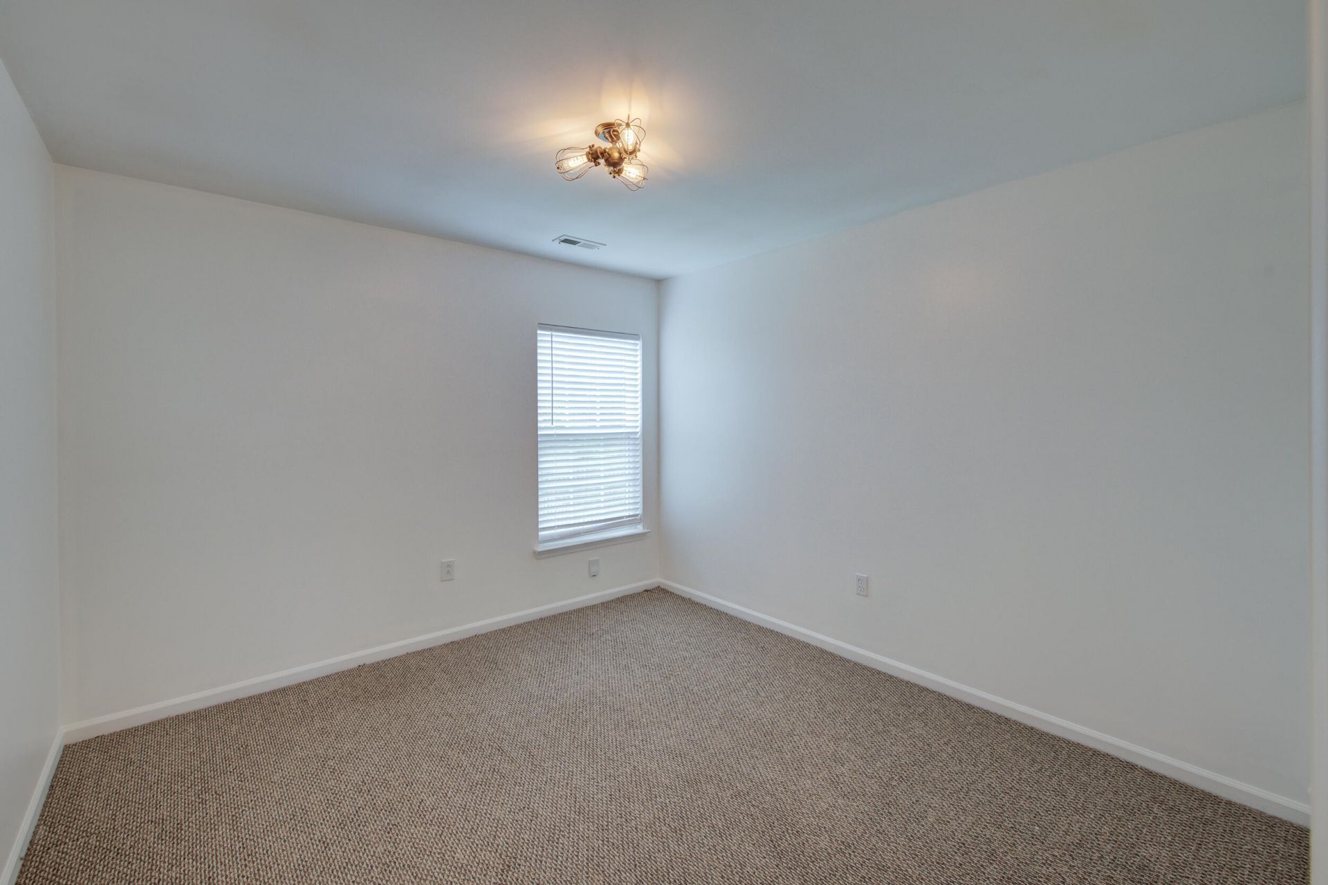 1054 Whitlow Boulevard Photo 32