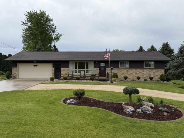 31716 Olde Castle Rd , Dyersville, IA 52040