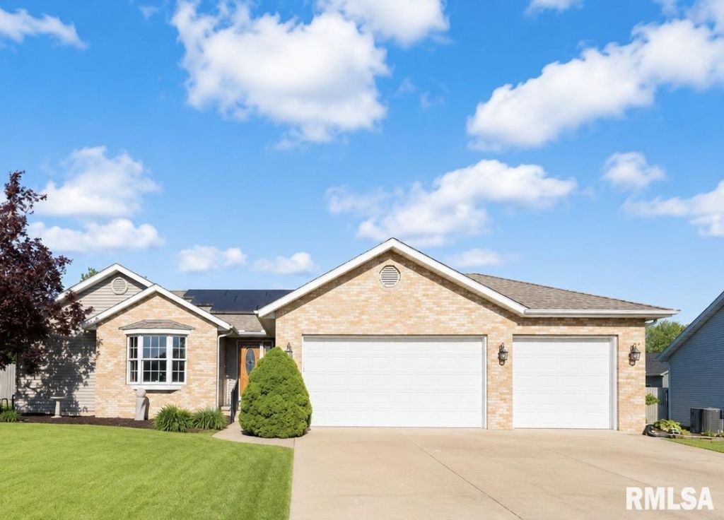 1816 Parkfield Drive, Pekin, IL 61554 Main Photo