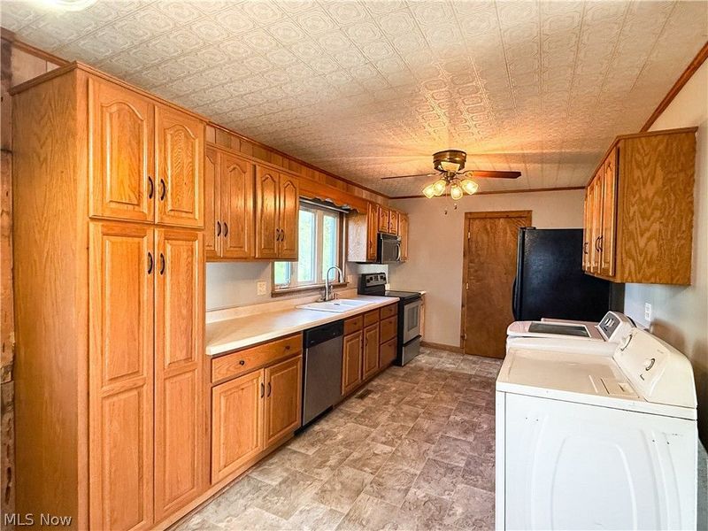 583 E 1st Street, Uhrichsville, OH 44683 Photo 6