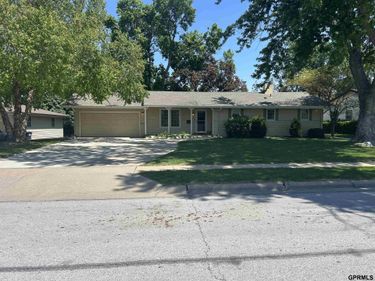 7606 Springfield Drive , Omaha, NE 68114