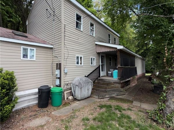977 Sharon Rd, Beaver, PA 15009