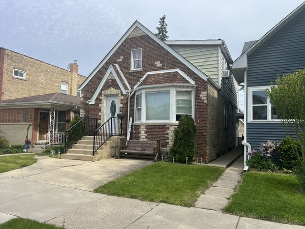 4918 W Winnemac Avenue S, Chicago, IL 60630