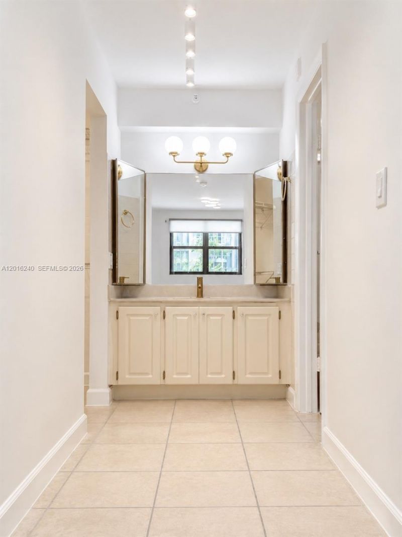 555 NE 30th St , Unit 404, Miami, FL 33137 Photo