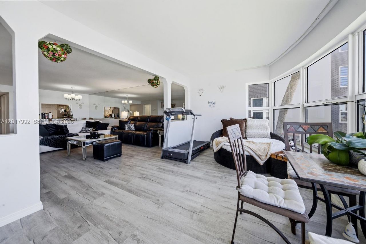 3121 NE 51st St , Unit 205E, Fort Lauderdale, FL 33308 Photo